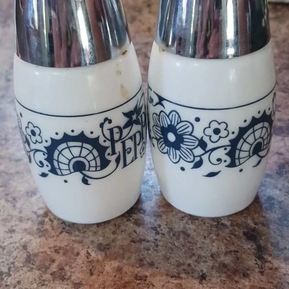 VINTAGE Fancy Floral Salt & Pepper Set